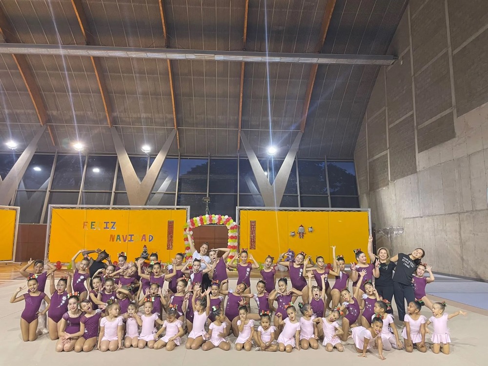 Alumnas de la escuela posando en grupo tras una exhibición de Navidad