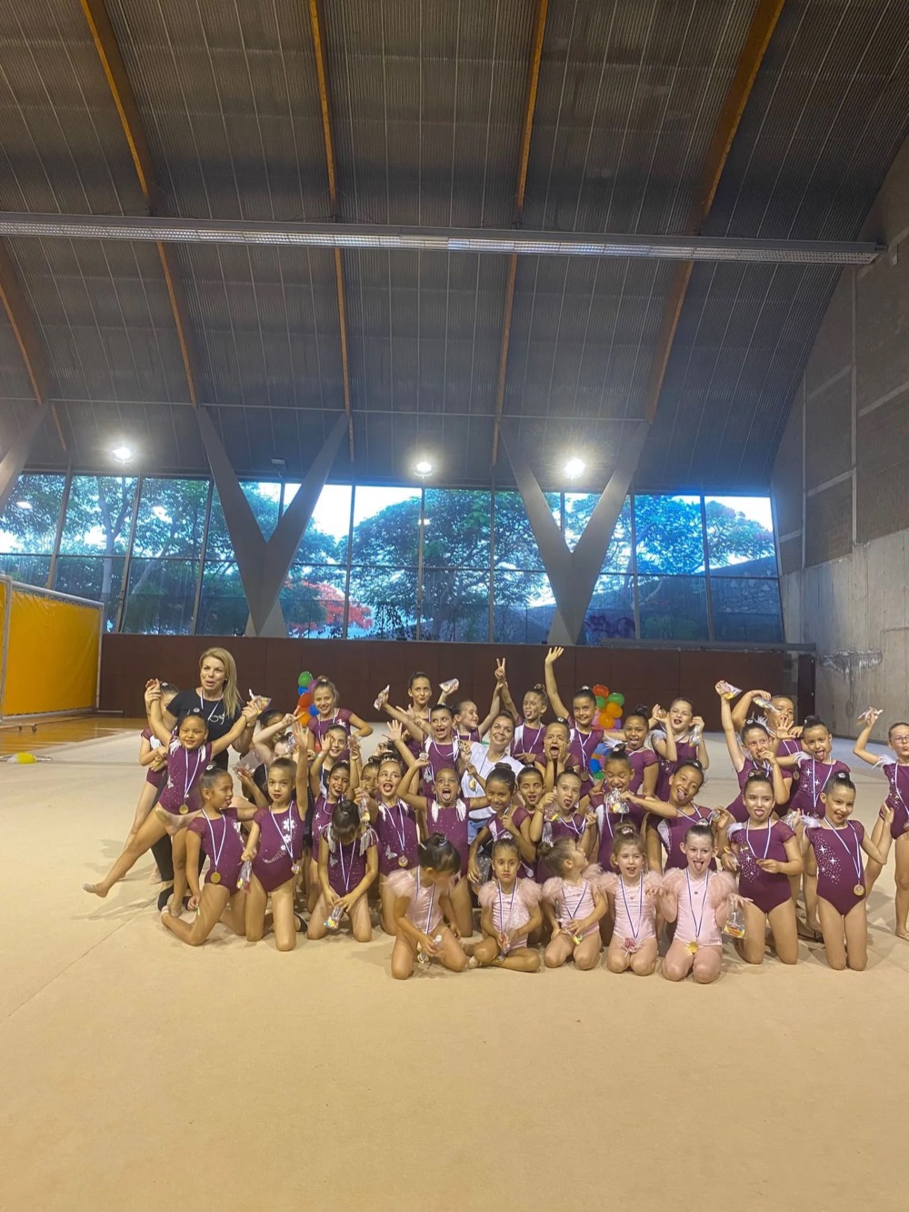 Grupo de alumnas con medallas tras una exhibición