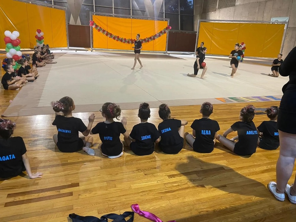 Alumnas realizando un ejercicio de conjunto con pelota en el pabellón