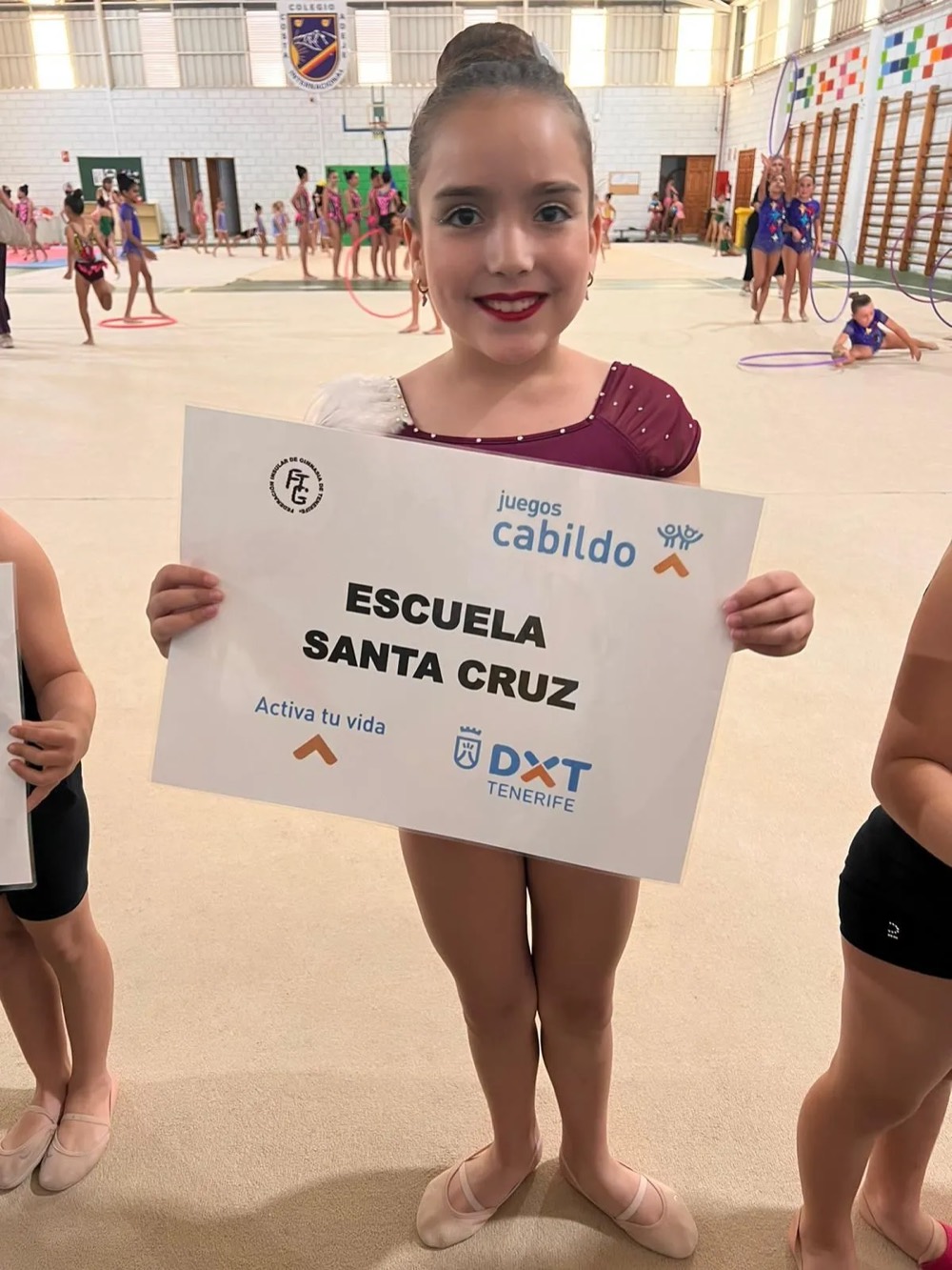 Alumna con el cartel de la Escuela Santa Cruz en unos Juegos del Cabildo