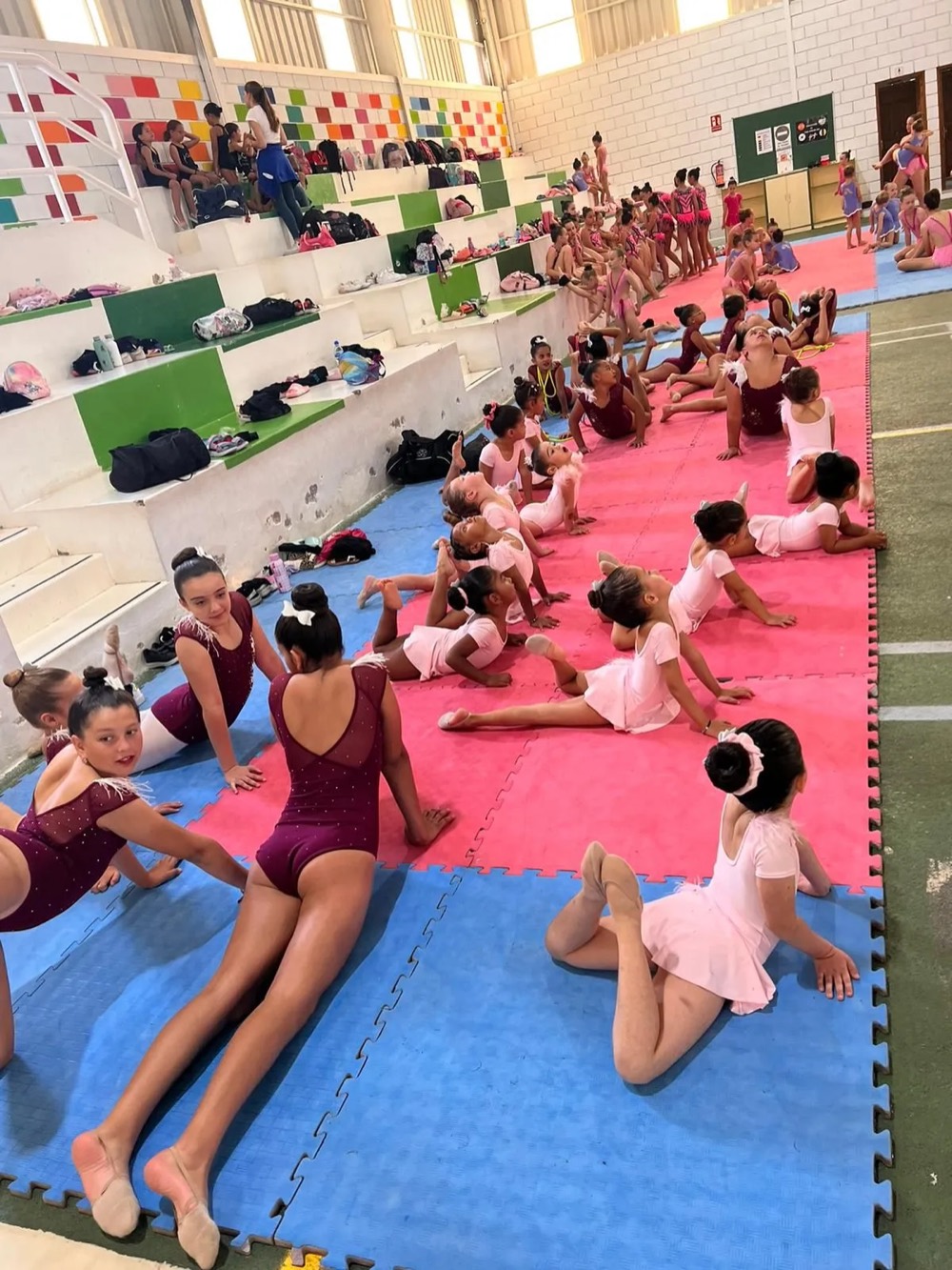 Alumnas estirando antes de una exhibición
