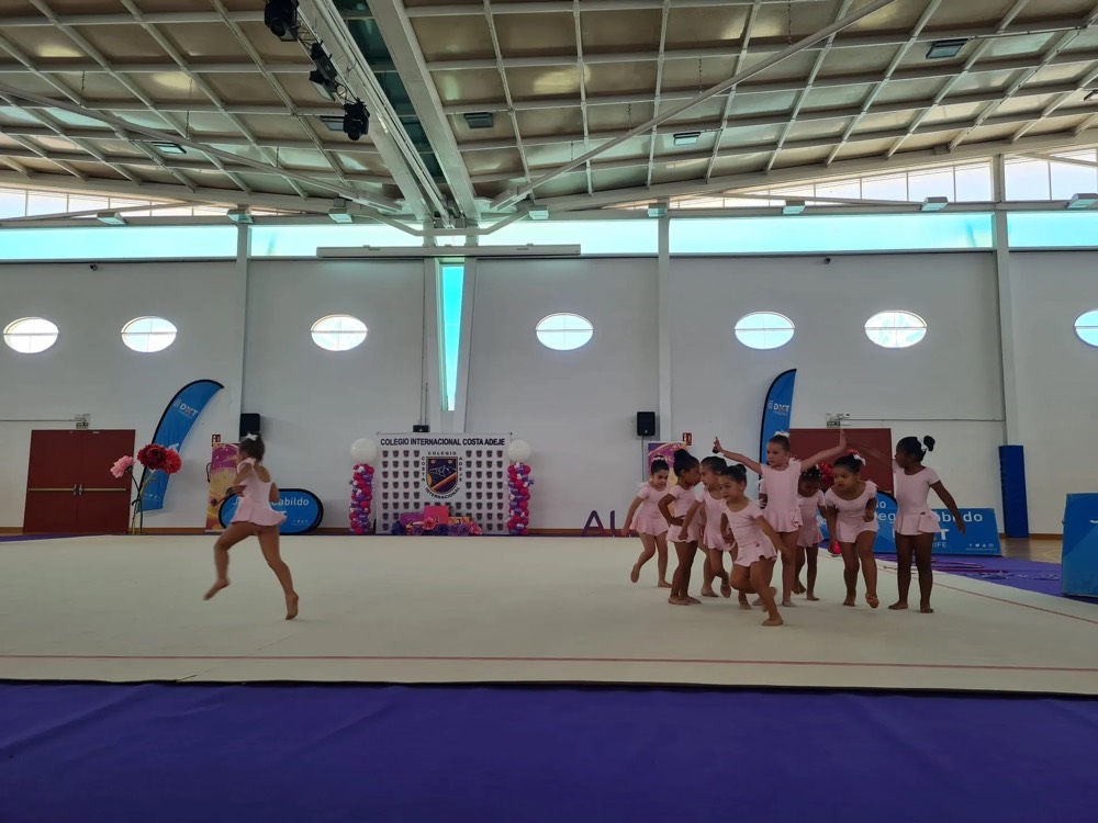 Grupo de alumnas más pequeñas en formación durante una exhibición