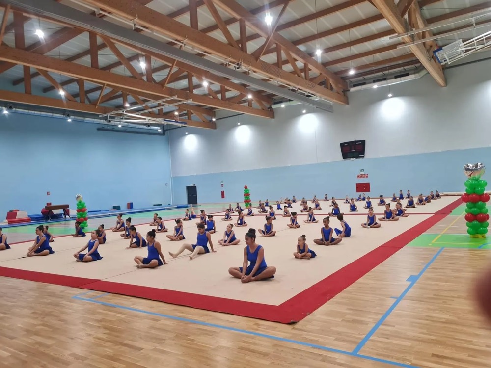 Alumnas calentando antes de la clase en el pabellón
